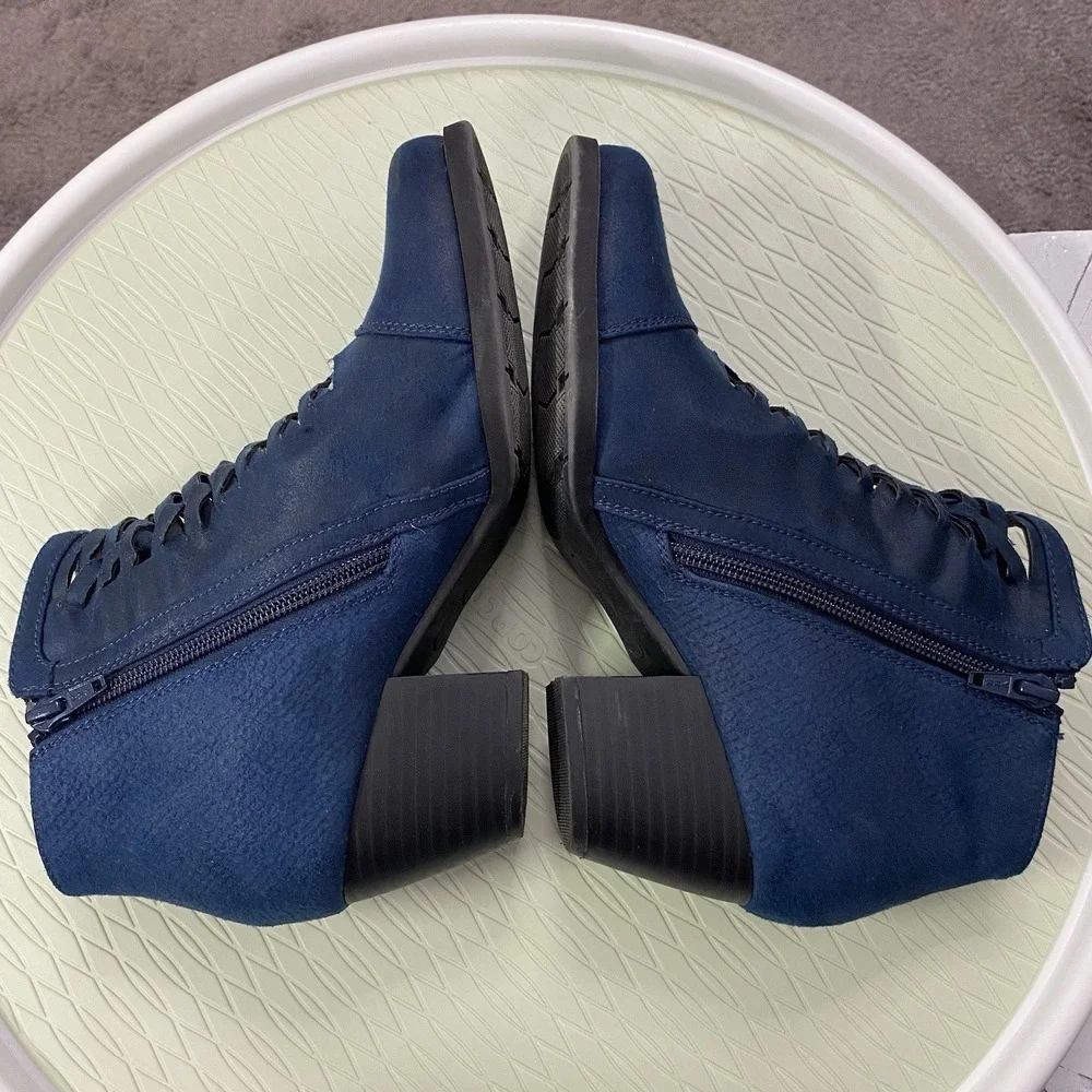 Yuu Booties, Ranser Zip On Women's 7M Navy Blue Leather‎ Chunk Heel Design